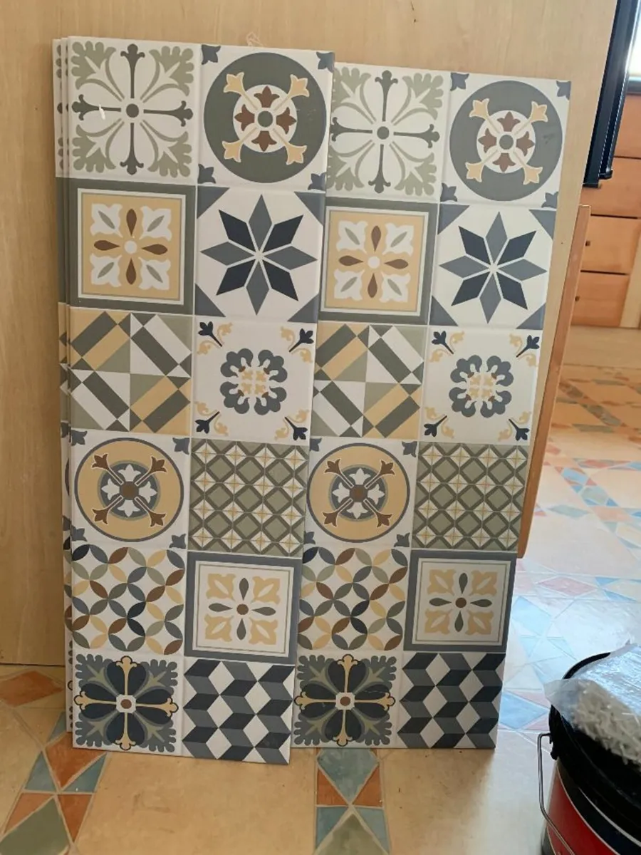 600mm x 200mm Wall tiles - Image 1