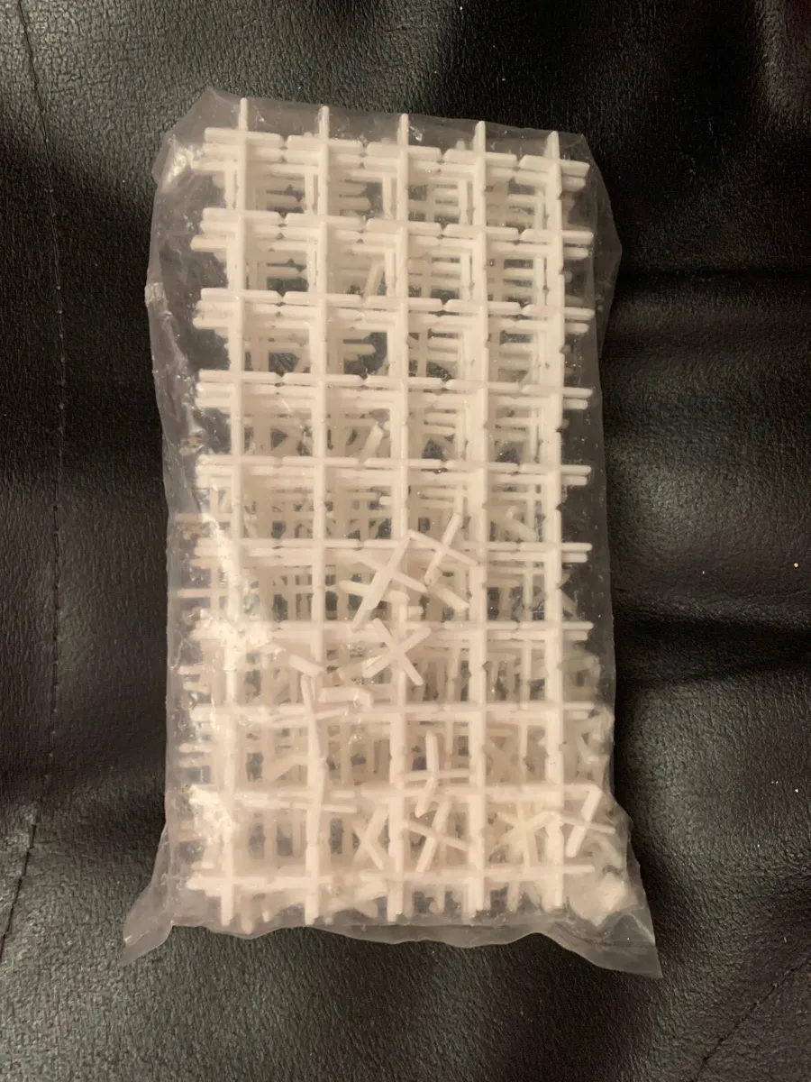 packet of 2mm tile spacers-approx 400 spacers - Image 1