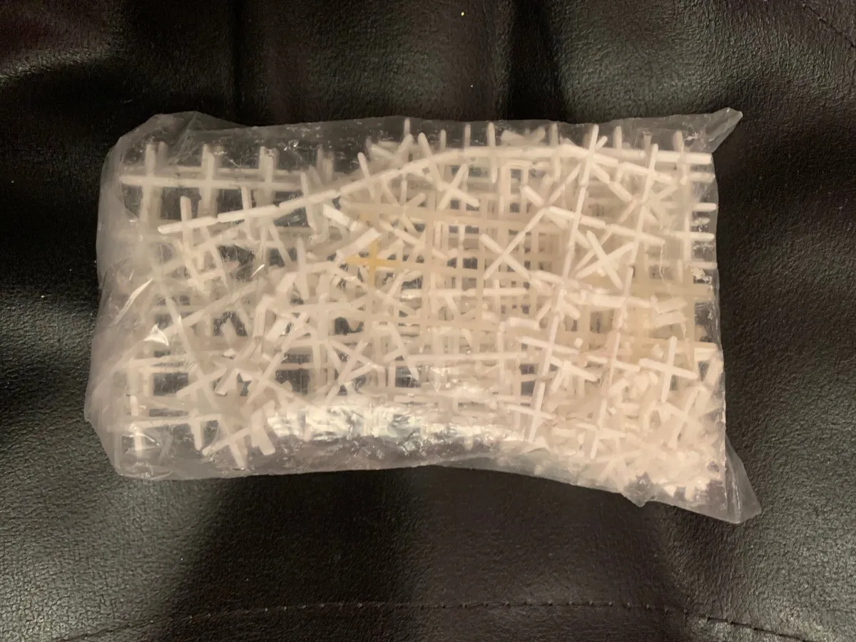 packet of 2mm tile spacers-approx 400 spacers - Image 2
