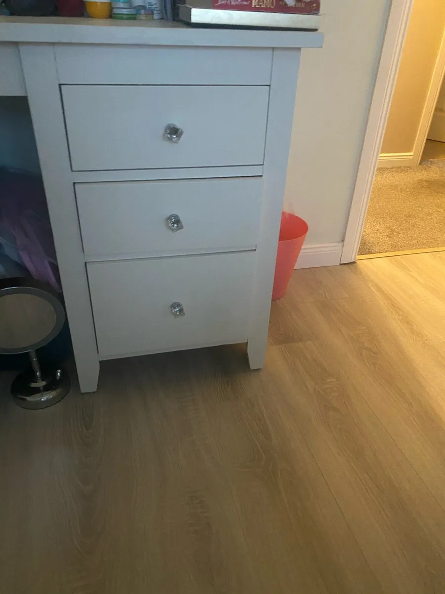 Bedroom furniture - Image 4