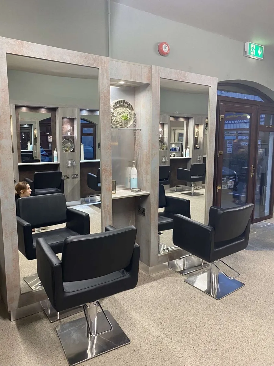 Hairdressing mirrors and units - Image 2