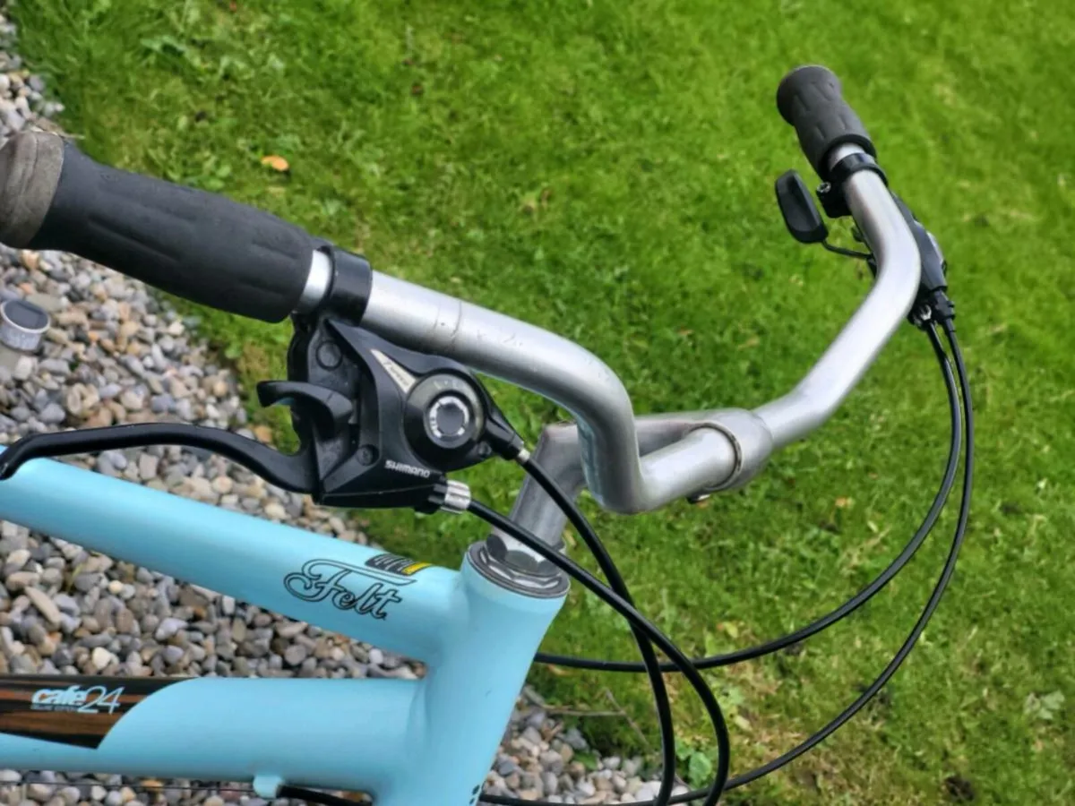 LADIES LIGHT ALLOY BIKE.NO OFFERS. FELT BRAND - Image 2