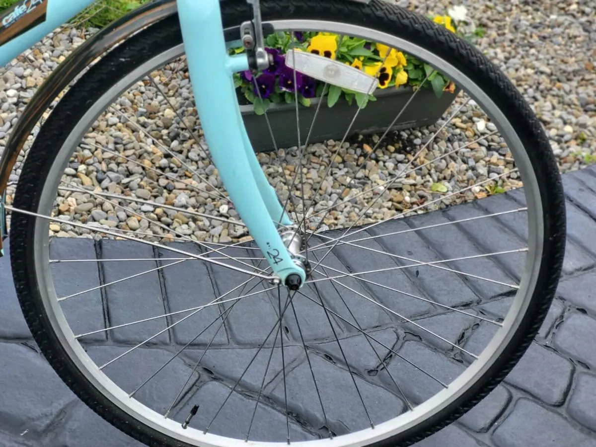 LADIES LIGHT ALLOY BIKE.NO OFFERS. FELT BRAND - Image 4