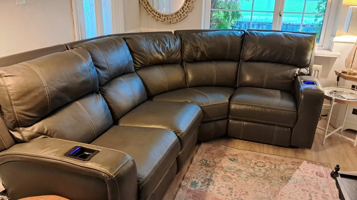 Corner couch - Image 1