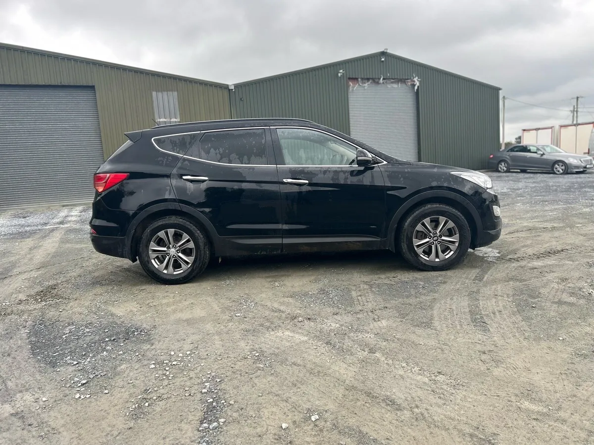 2015 Hyundai Santa Fe  7 seater - Image 2