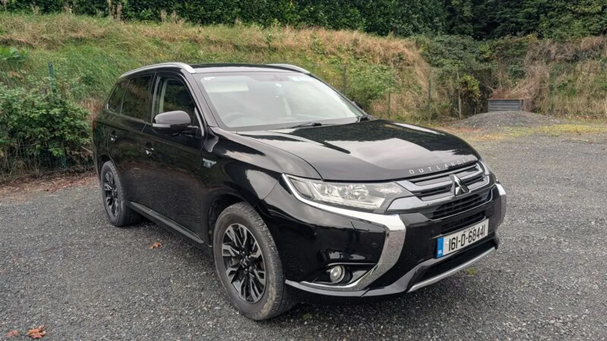 2016 Mitsubishi Outlander - Image 2