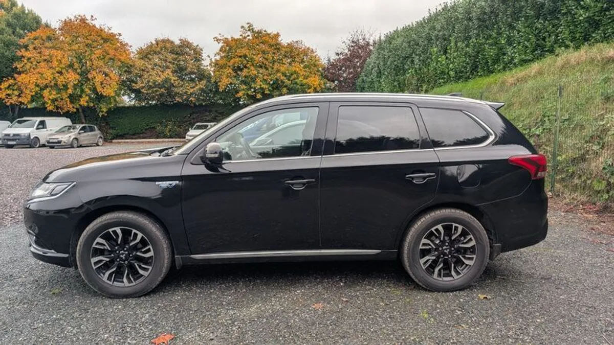 2016 Mitsubishi Outlander - Image 4