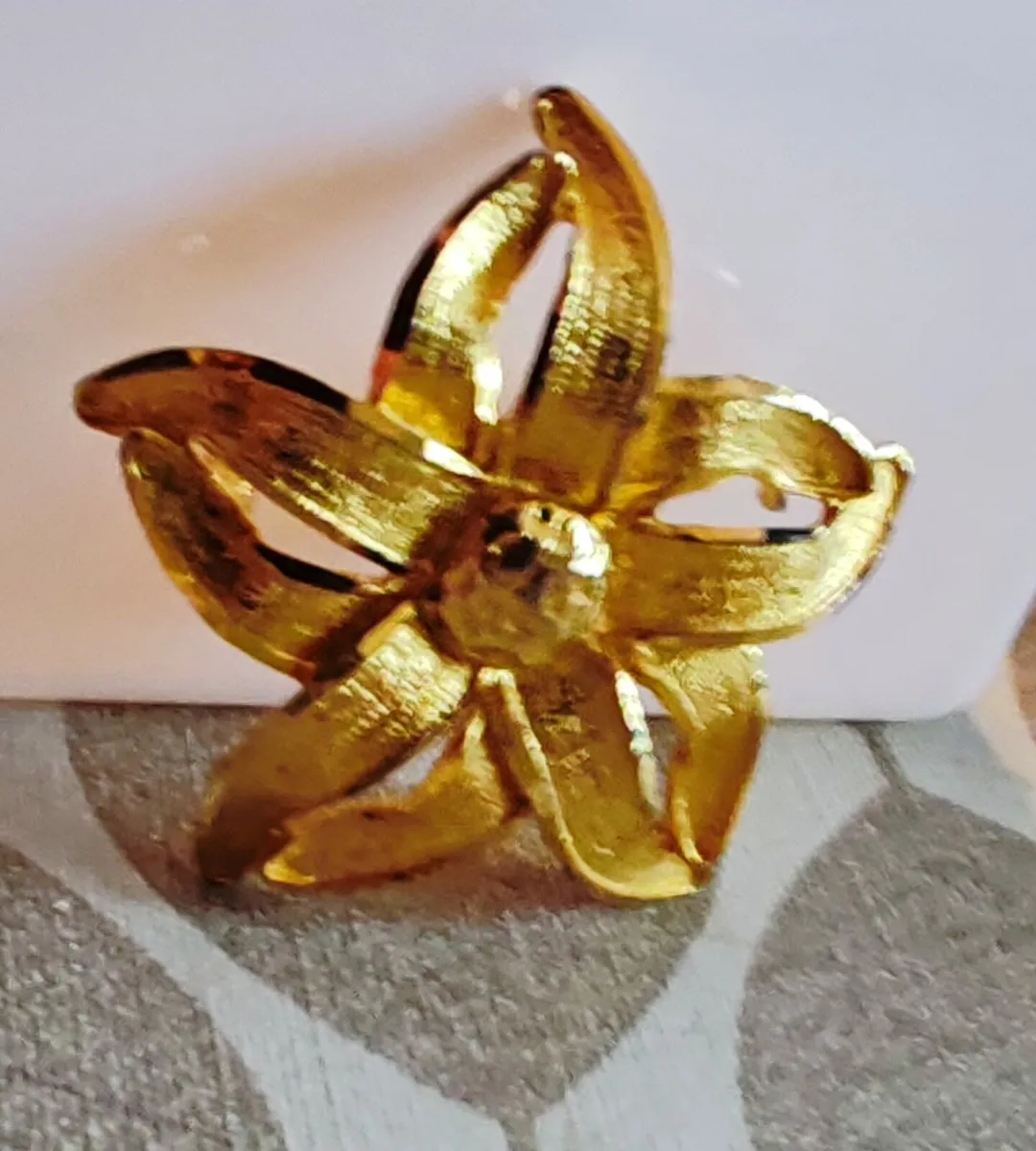 Goldtone floral brooch - Image 1