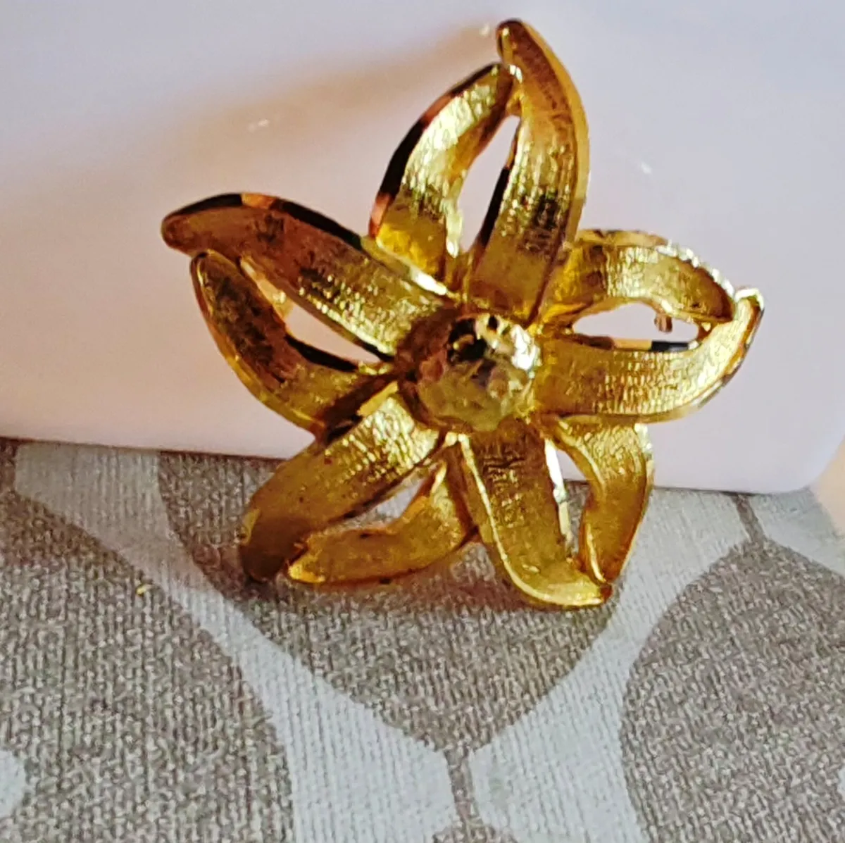 Goldtone floral brooch - Image 2