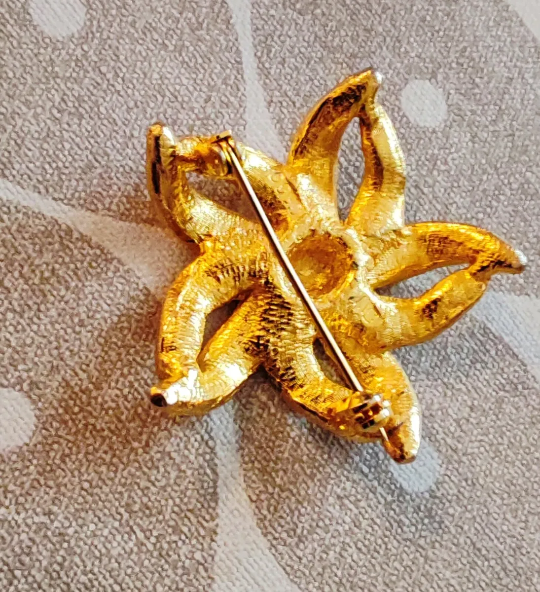 Goldtone floral brooch - Image 3
