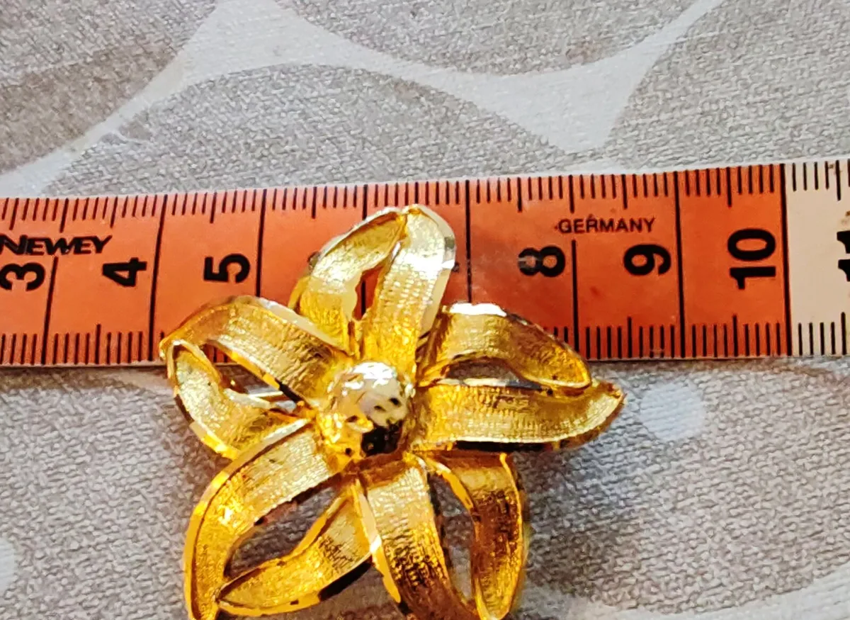 Goldtone floral brooch - Image 4