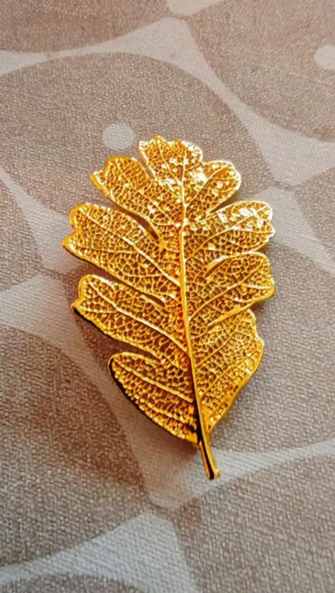 Goldtone leaf brooch - Image 1