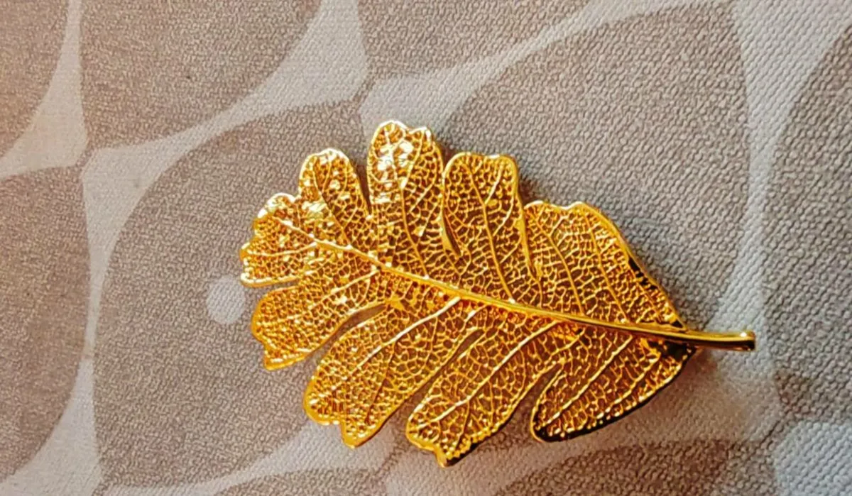 Goldtone leaf brooch - Image 3