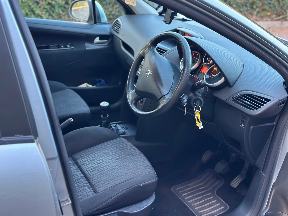 Peugeot 207 2010 - Image 2
