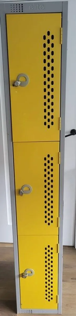 Yellow locker - Image 1