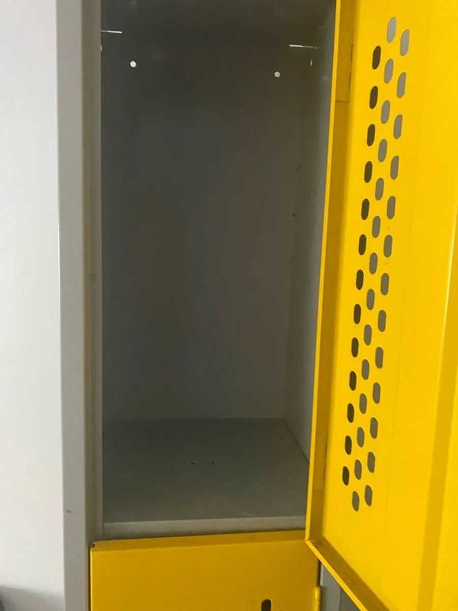 Yellow locker - Image 2