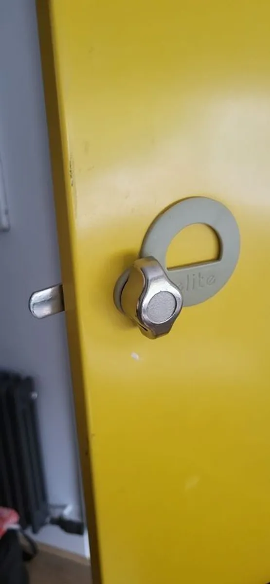 Yellow locker - Image 3