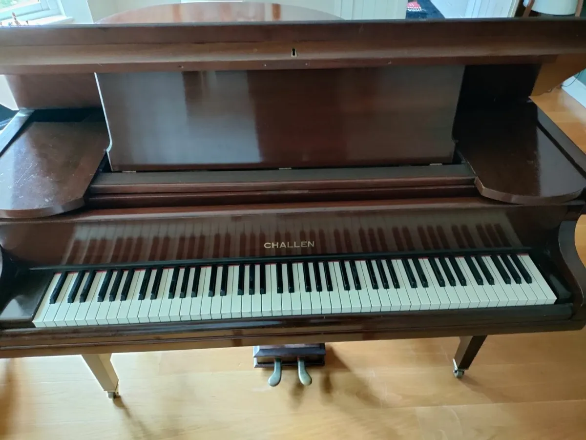 Beautiful Challen baby grande piano - Image 2