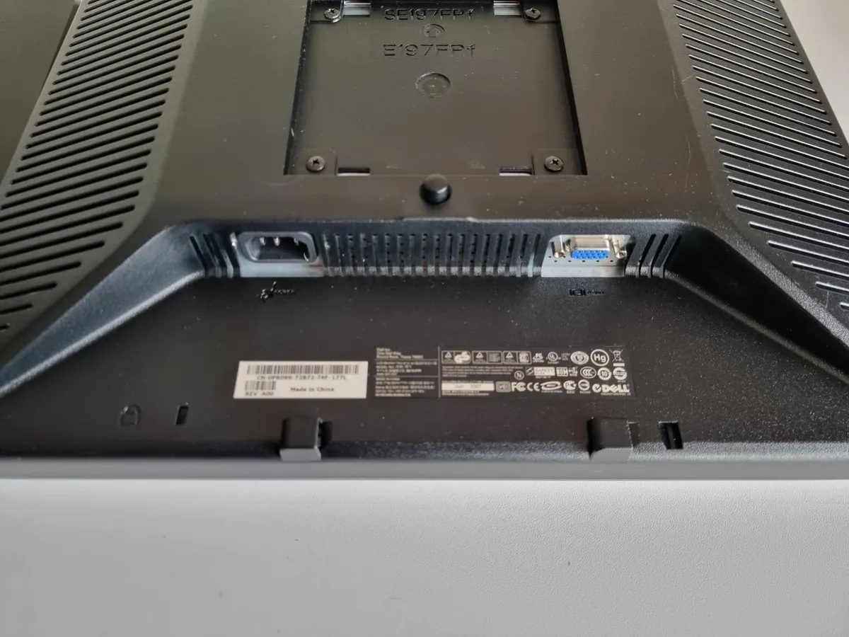 Dell 19" Flat Panel Monitor - Image 4
