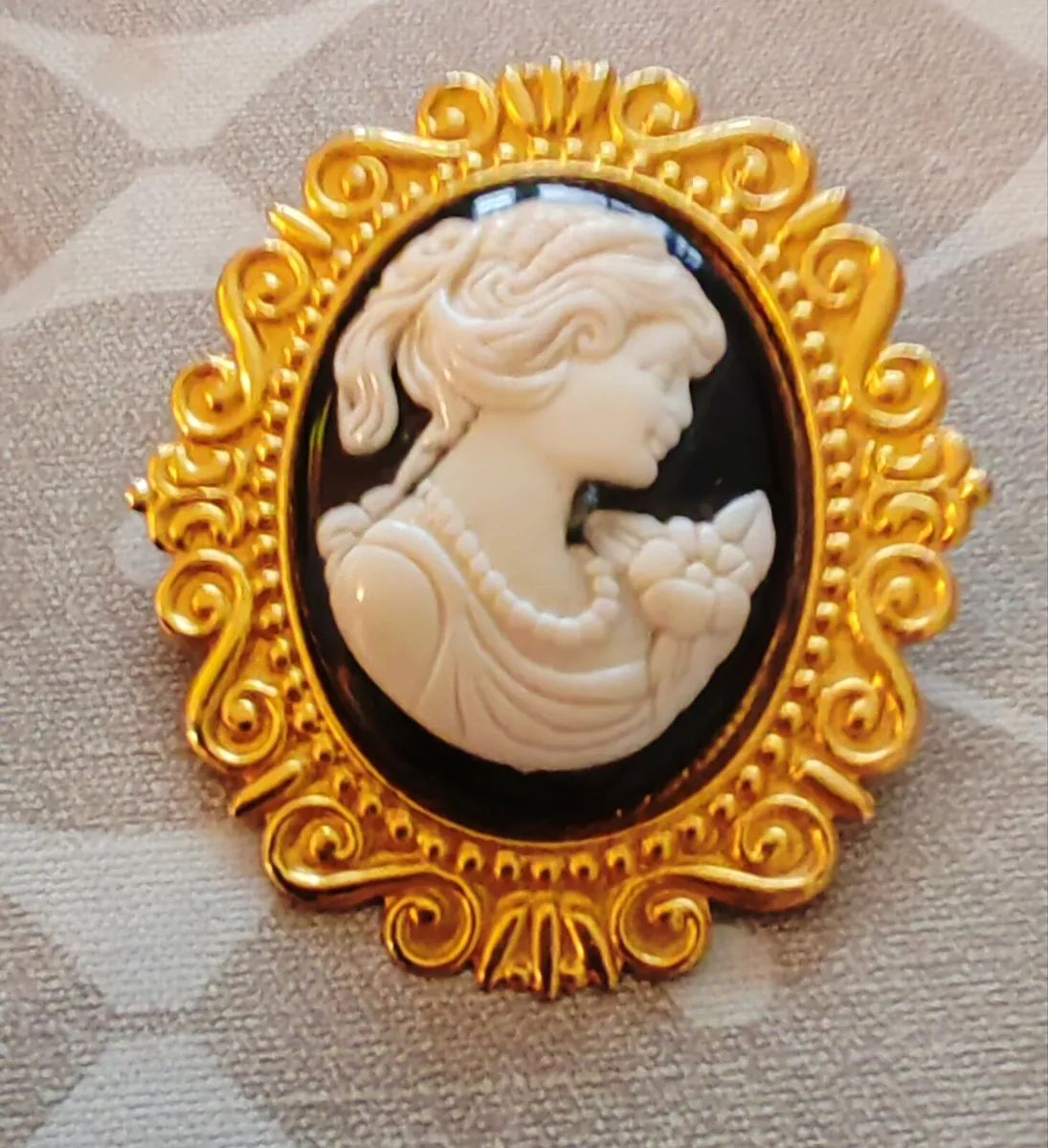 Goldtone cameo brooch - Image 1