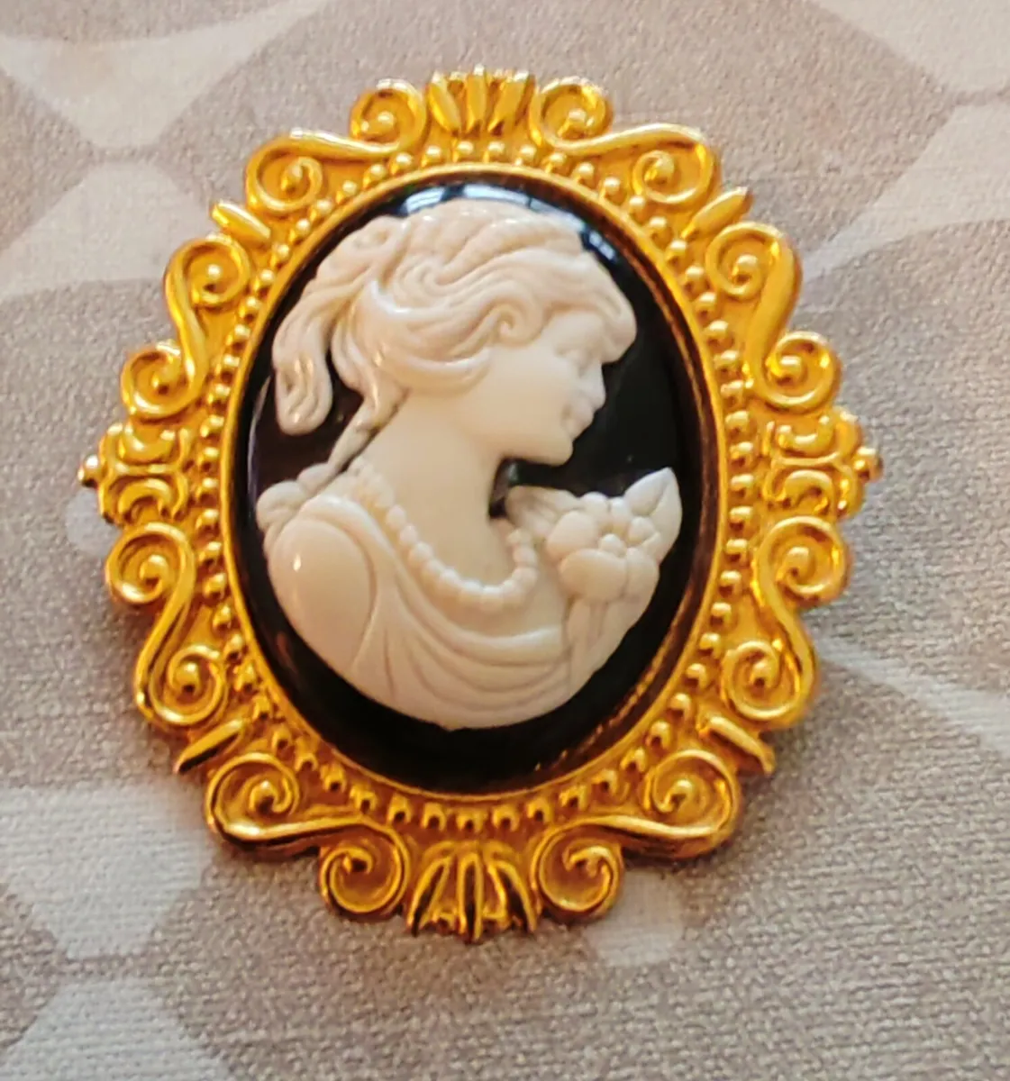 Goldtone cameo brooch - Image 2