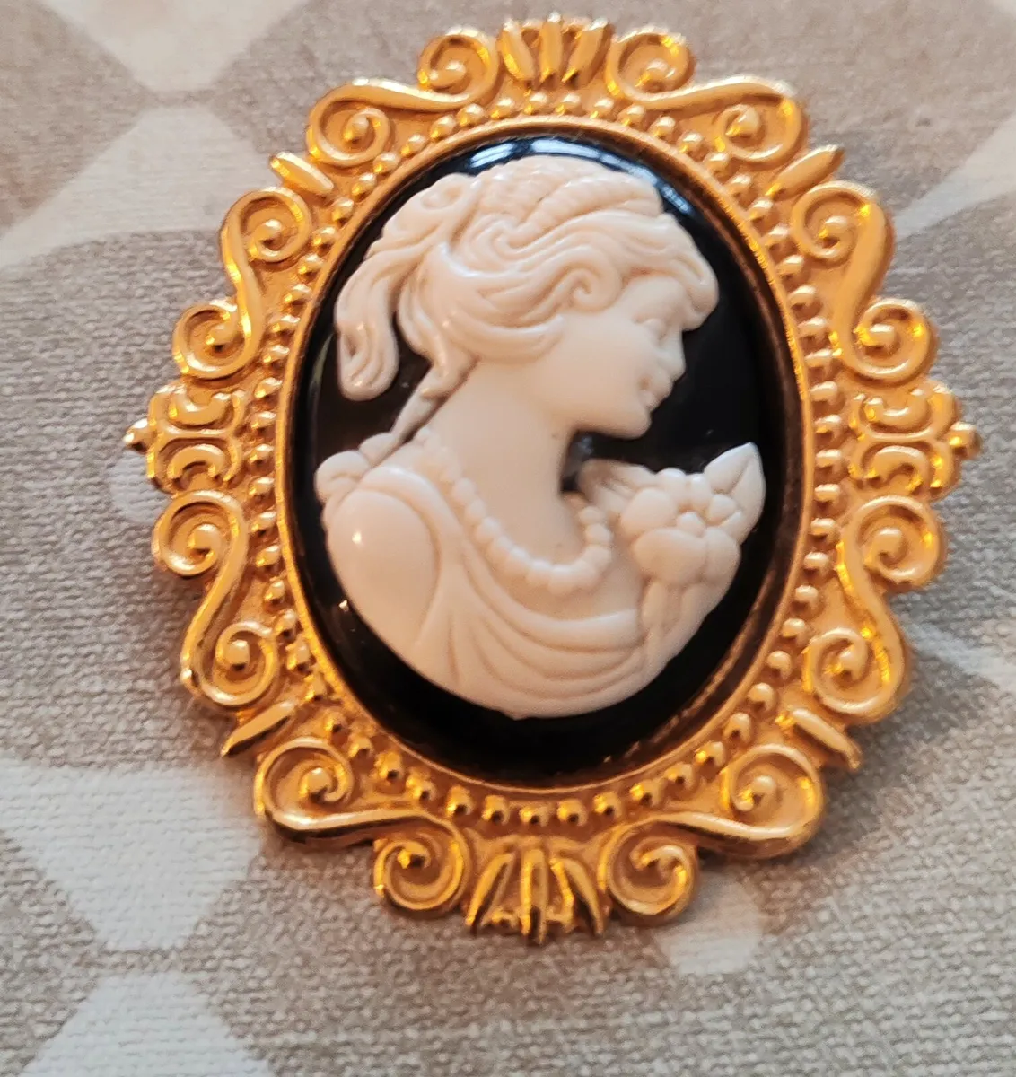 Goldtone cameo brooch - Image 3