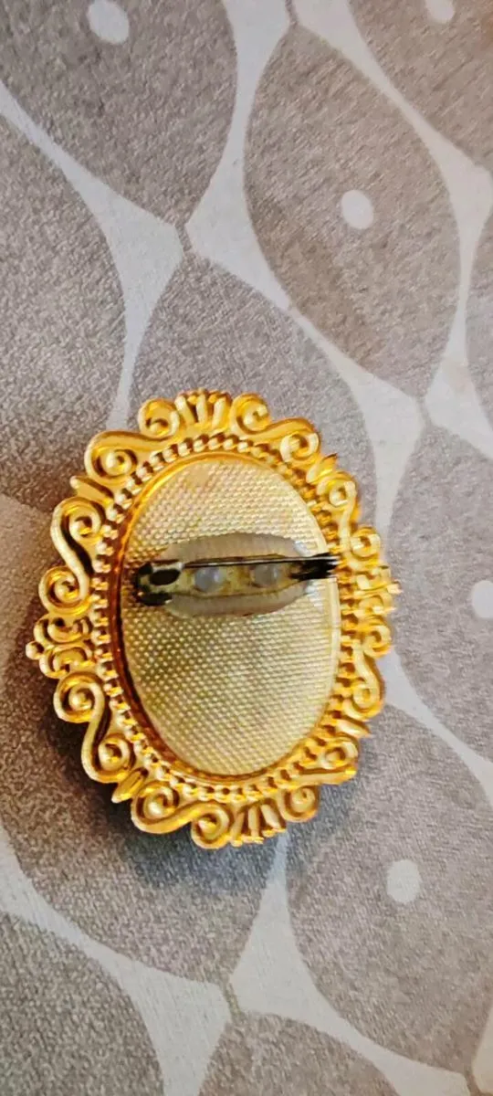 Goldtone cameo brooch - Image 4