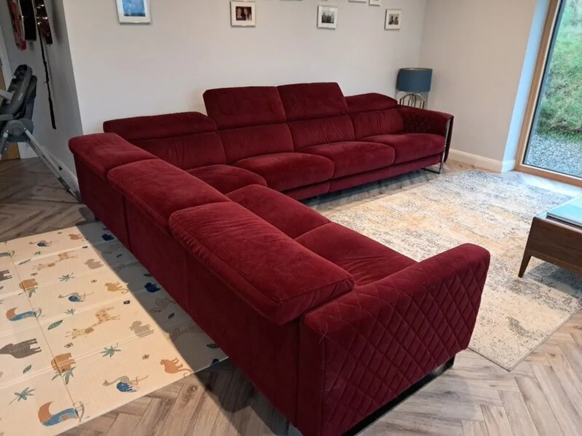 Luxury velvet couch - Image 1