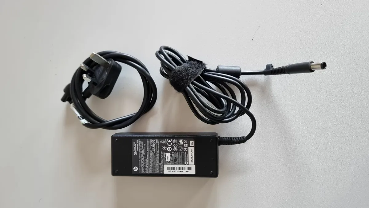 HP 90w AC Adapter Laptop Charger - Image 1