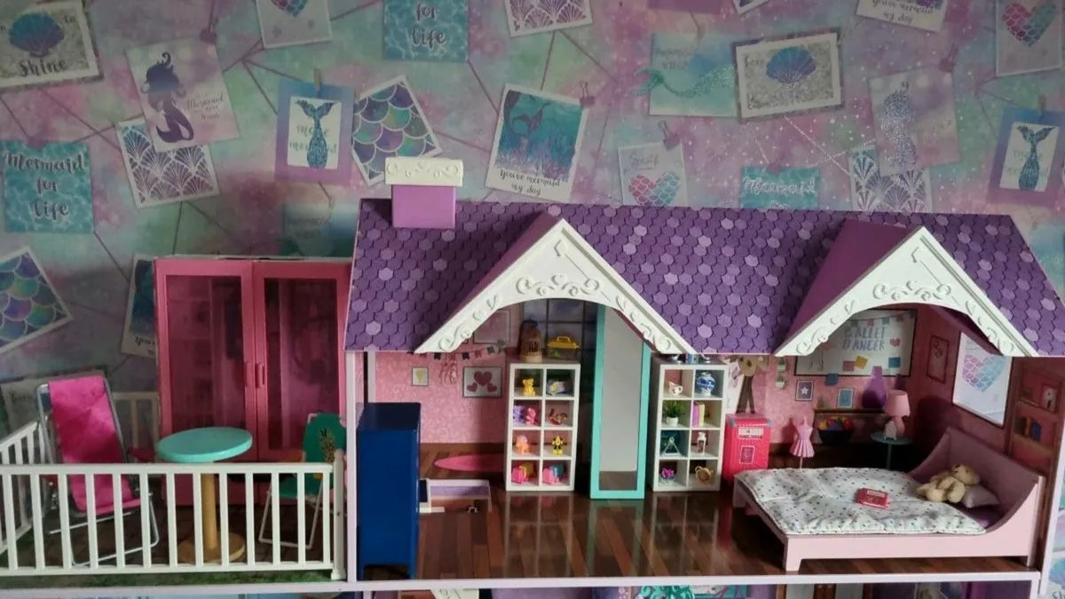 Large Wooden Dolls House - Image 2