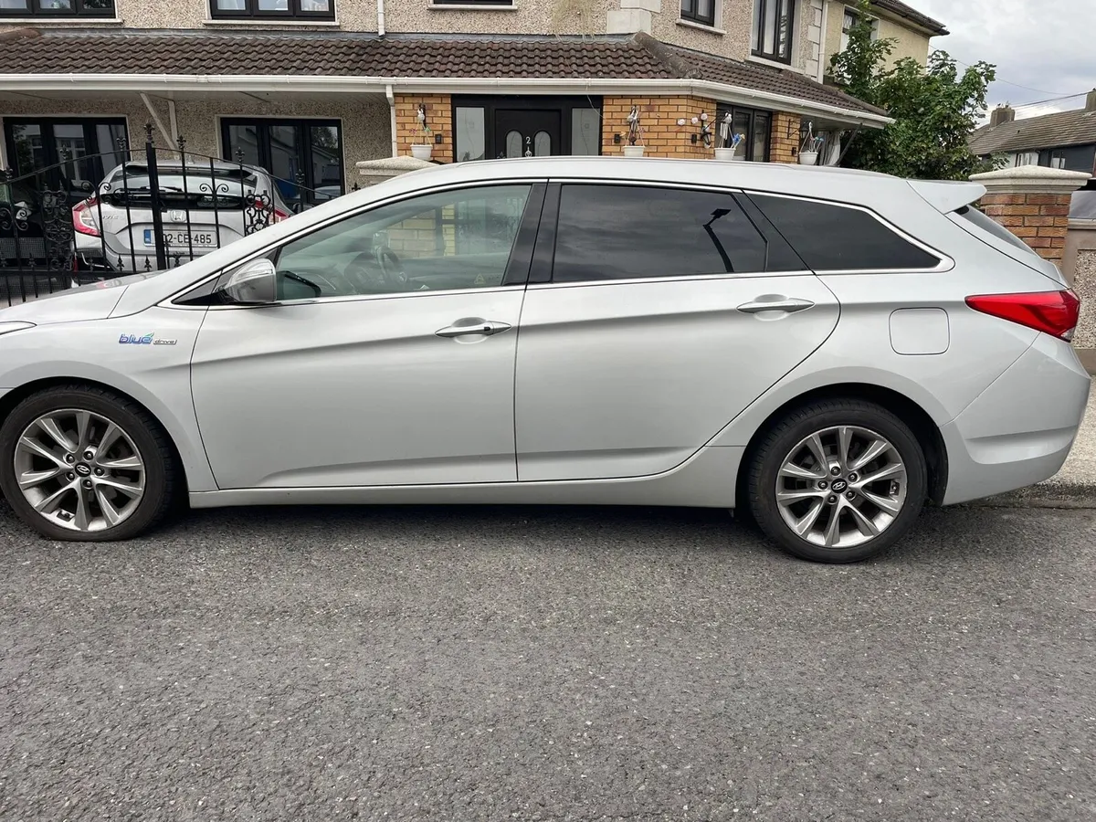 Hyundai i40 premium edition - Image 2