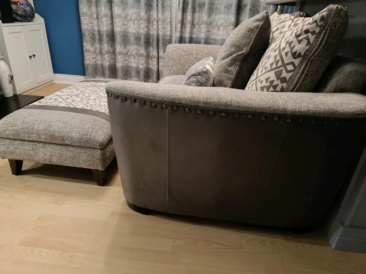 Love Seat - Image 3