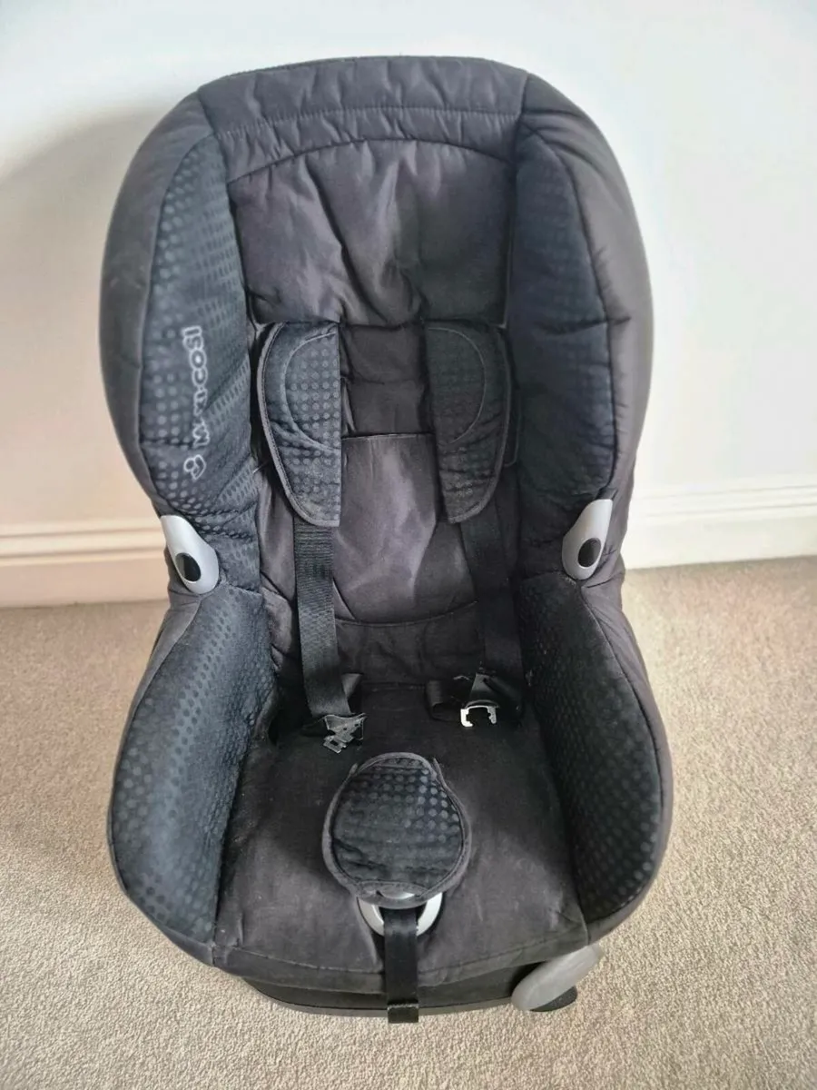 Maxi-cosi Car Seat with Isofix Base - Image 1