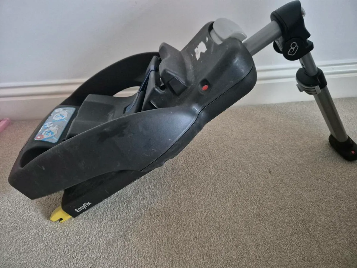 Maxi-cosi Car Seat with Isofix Base - Image 3