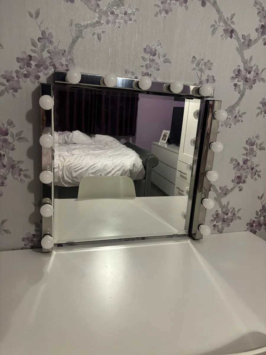 Vanity mirror lights and mirror - Image 1