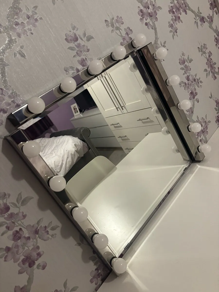 Vanity mirror lights and mirror - Image 3