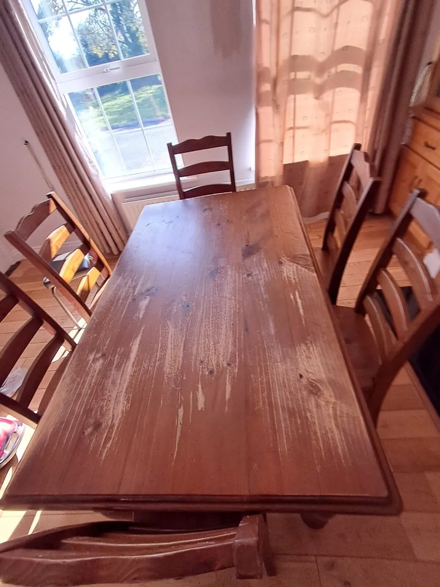 Table and chairs - Image 1