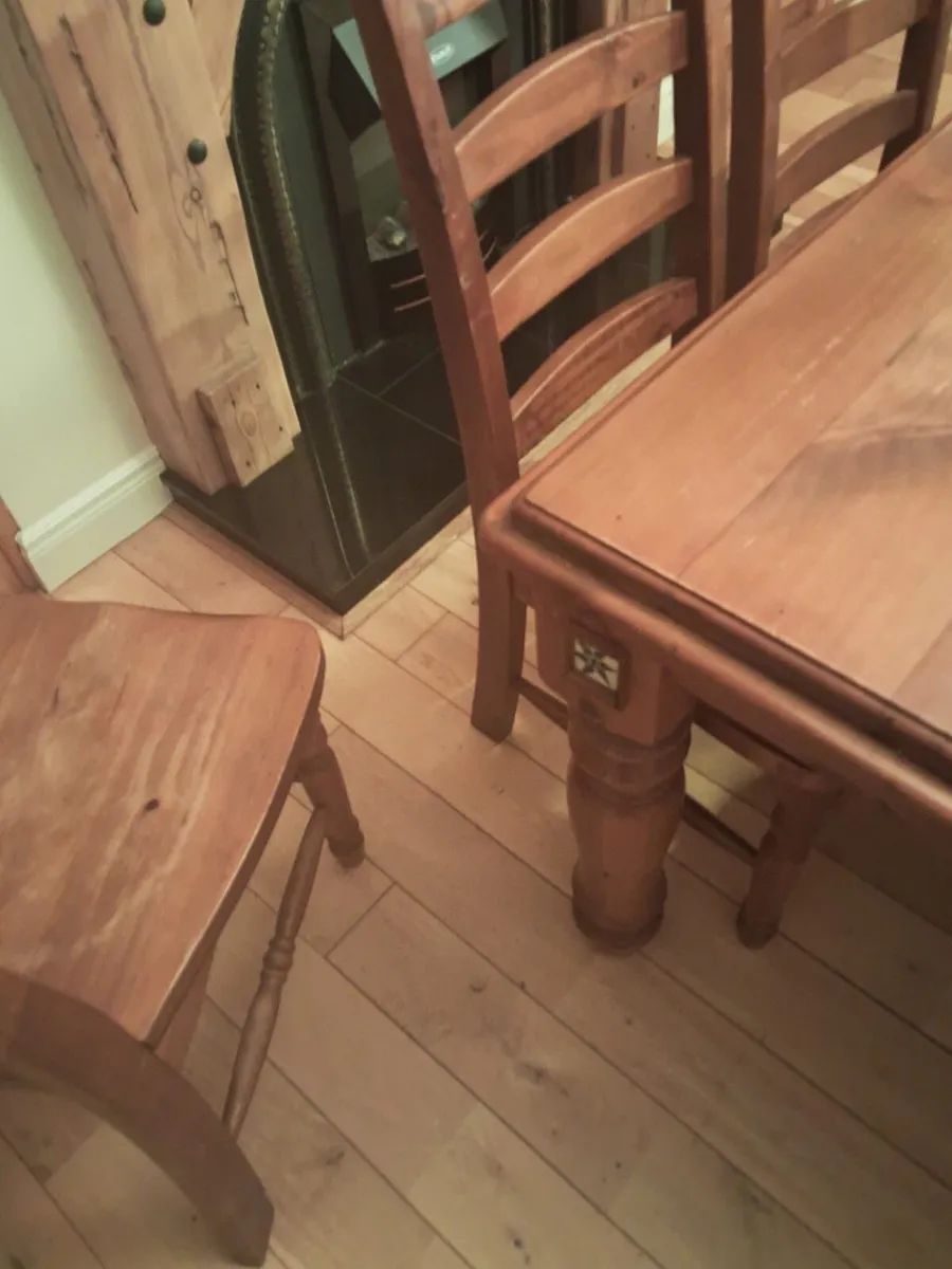 Table and chairs - Image 2