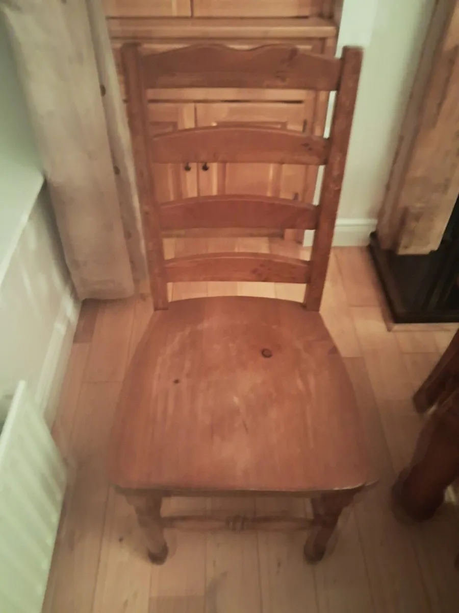 Table and chairs - Image 3