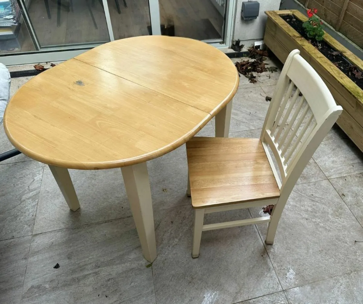 Kitchen table and chairs - Image 1
