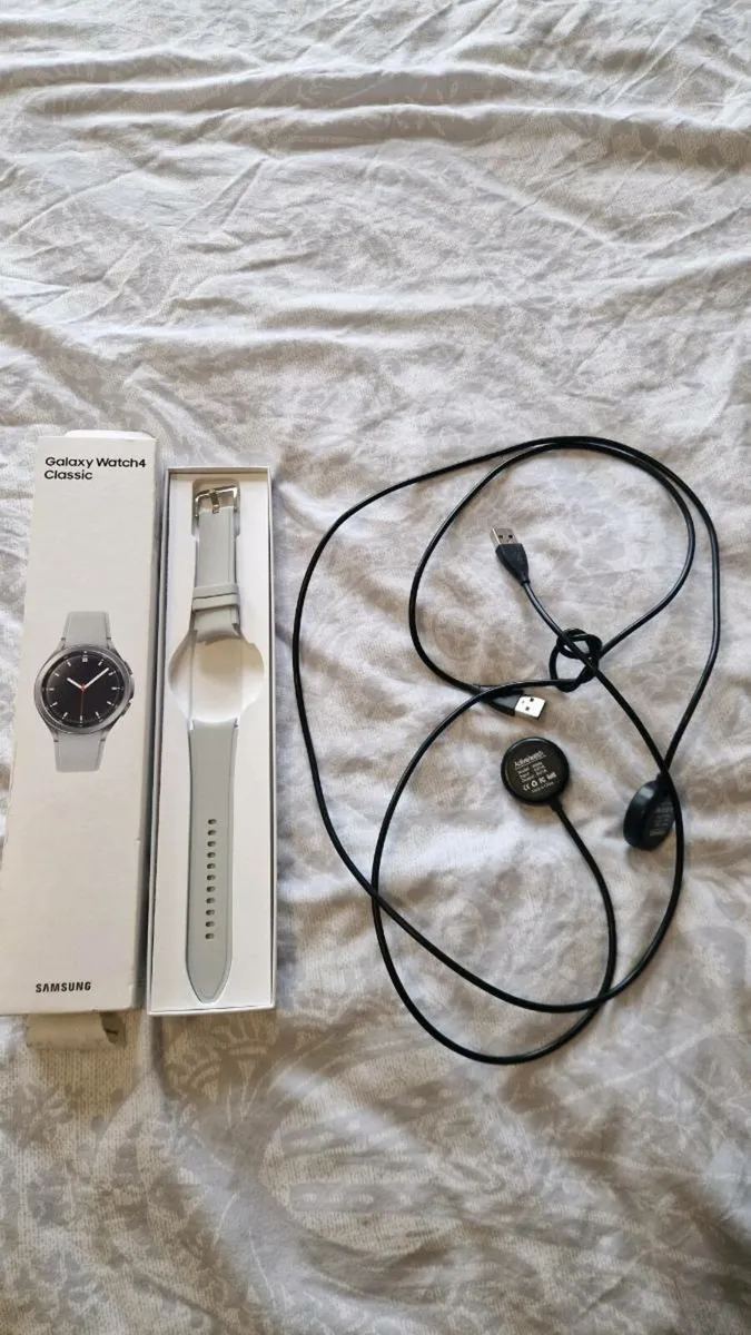 SAMSUNG WATCH CLASSIC 4 WHITE STRAP AND 2 CHARGERS - Image 1