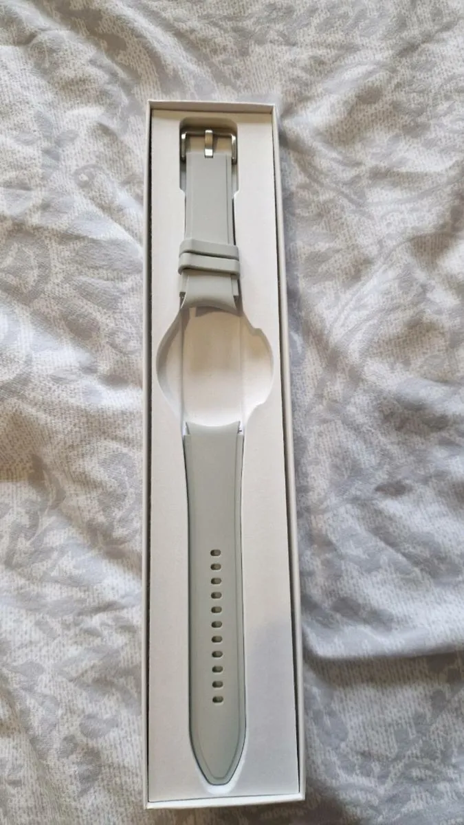 SAMSUNG WATCH CLASSIC 4 WHITE STRAP AND 2 CHARGERS - Image 3