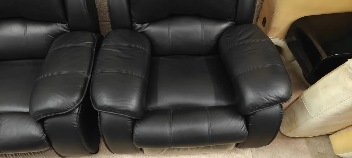 Black Recliner Suite - Image 4
