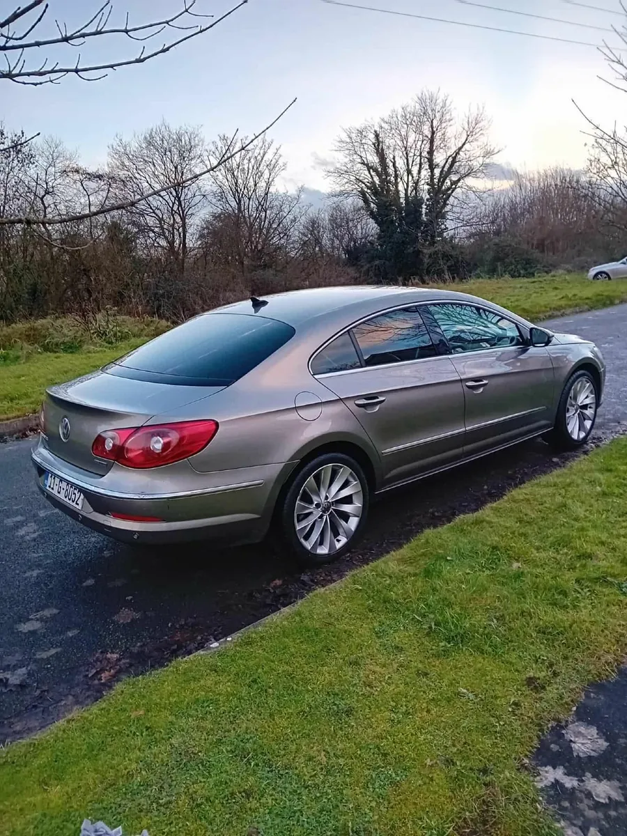 Volkswagen Passat 2011 - Image 2