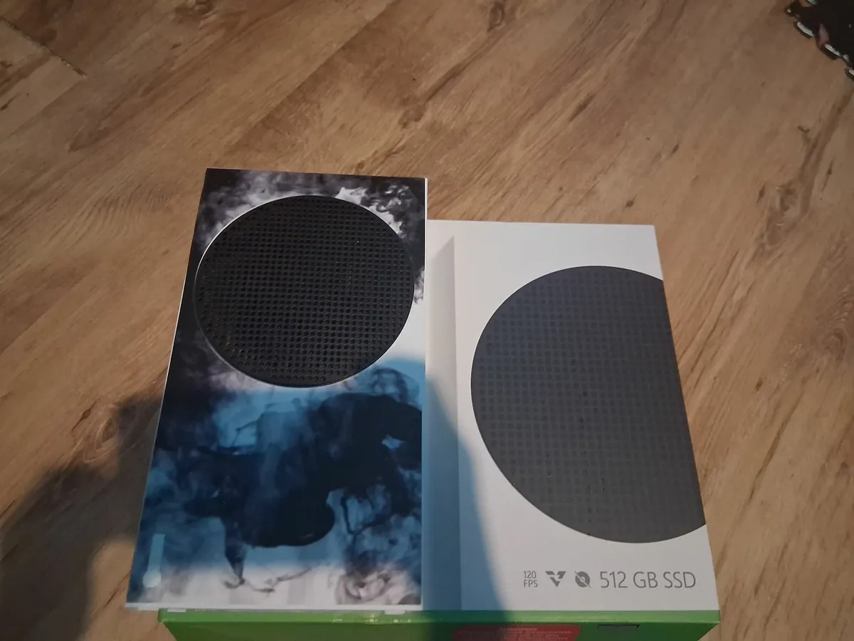 Xbox series s kit with box and 3 controllers n stu - Image 2