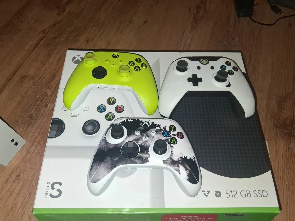 Xbox series s kit with box and 3 controllers n stu - Image 3