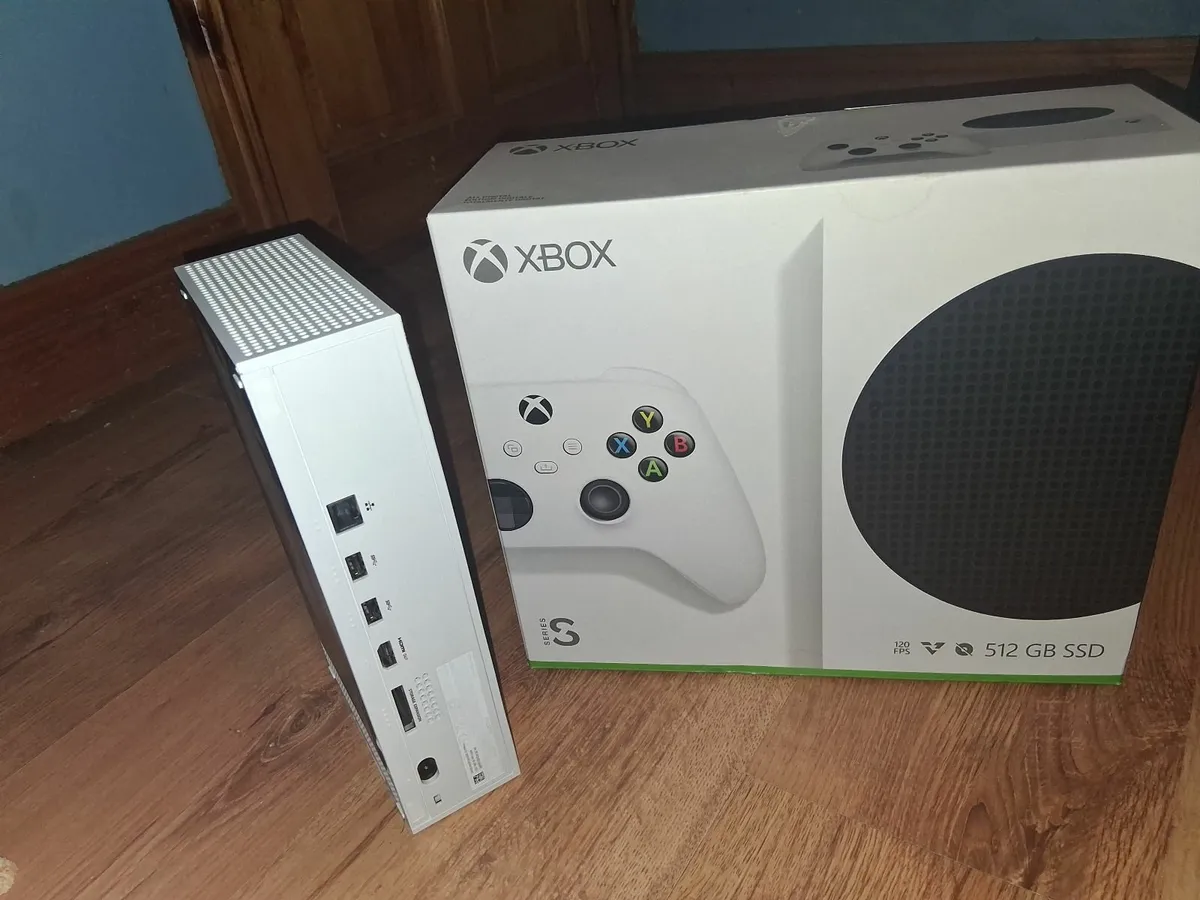 Xbox series s kit with box and 3 controllers n stu - Image 4