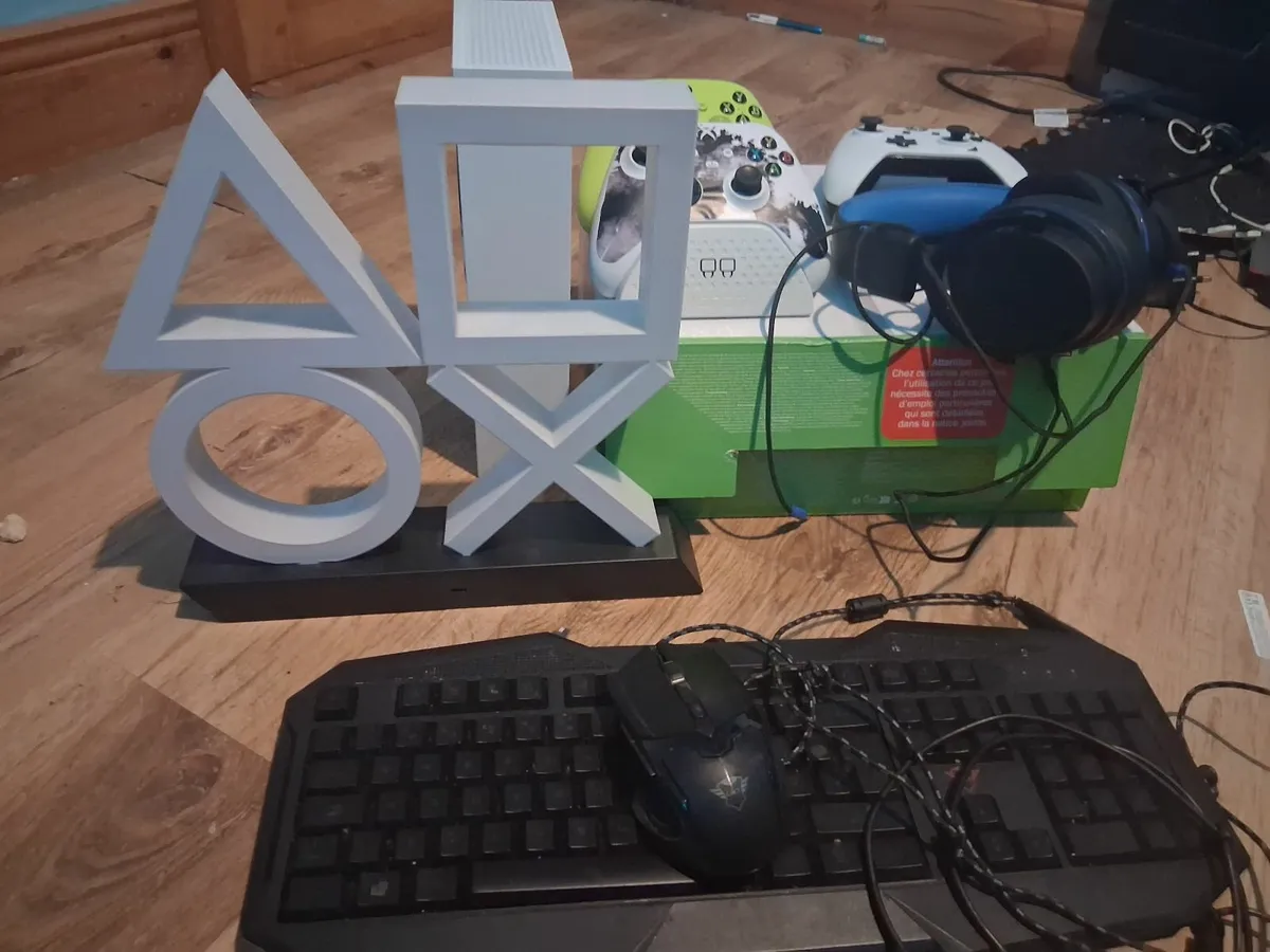 Xbox series s kit with box and 3 controllers n stu - Image 1