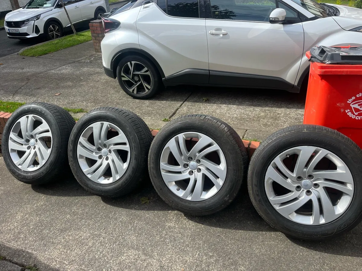 4 original Range Rover Evoque tyres & wheels - Image 1