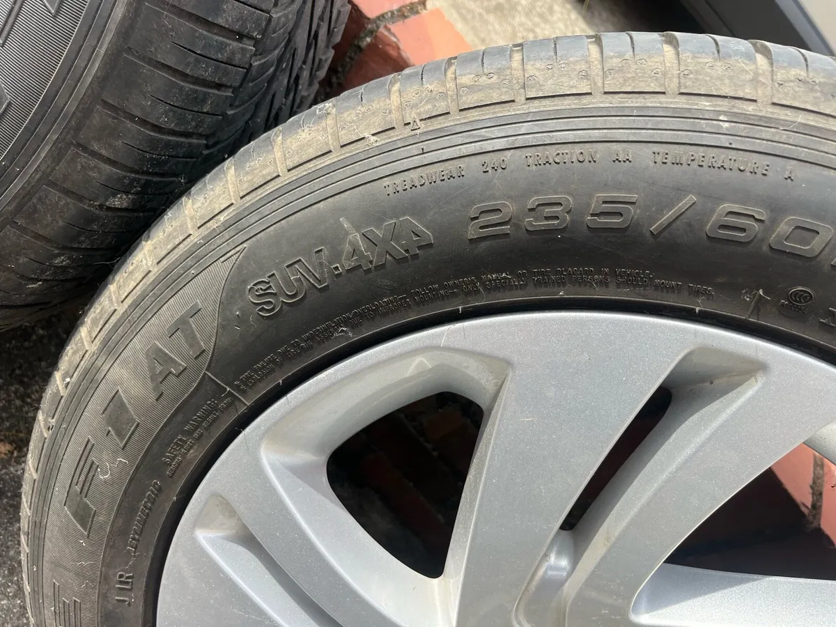 4 original Range Rover Evoque tyres & wheels - Image 3